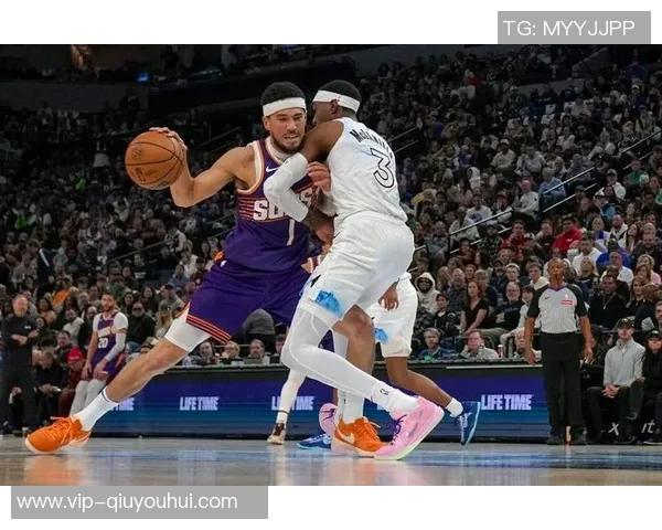 布克上半场火力全开三分球三记助力球队表现出色拿下11分3篮板3助攻1抢断