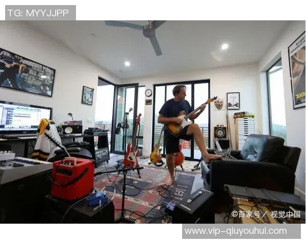 亿万富翁亚当斯的简约生活只靠睡袋和吉他电脑相伴